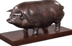 Casa Padrino Luxus Bronzefigur Schwein auf Holzsockel Bronze / Dunkelbraun 35 x 17 x H. 19 cm - Deko Figur