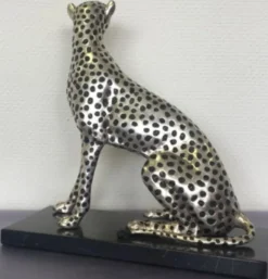 Casa Padrino Luxus Bronzefigur Silber / Schwarz 37 x 15 x H. 40 cm - Sitzender Gepard mit Marmorsockel