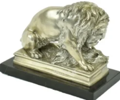 Casa Padrino Luxus Bronzefigur mit Marmorsockel Löwe mit Beute Silber / Schwarz 26 x 10 x H. 20 cm - Versilberte Bronze Skulptur