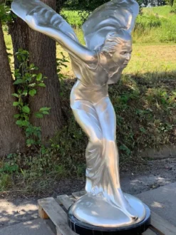 Casa Padrino Luxus Bronze Skulptur Spirit of Ecstasy Frau mit Flügel Silber / Schwarz 117 x 122 x H. 168 cm - Riesige Bronzefigur mit Marmorsockel - Luxus Deko Accessoires