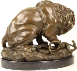 Casa Padrino Luxus Bronze Skulptur Löwe mit Schlange auf Marmorsockel Bronze / Gold / Schwarz 41 x H. 35 cm - Luxus Bronzefigur