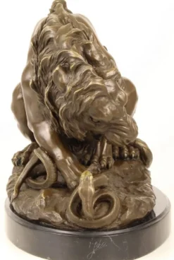 Casa Padrino Luxus Bronze Skulptur Löwe mit Schlange auf Marmorsockel Bronze / Gold / Schwarz 41 x H. 35 cm - Luxus Bronzefigur