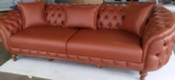 Casa Padrino Luxus Chesterfield Kunstleder Sofa Braun / Braun - Wohnzimmer Sofa - Wohnzimmer Möbel - Luxus Möbel - Wohnzimmer Einrichtung - Luxus Einrichtung - Möbel Luxus