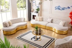 Casa Padrino Luxus Chesterfield 4er Sofa Creme / Gold 340 x 105 x H. 82 cm - Gebogenes Chesterfield Wohnzimmer Sofa - Wohnzimmer Möbel - Chesterfield Möbel - Luxus Möbel - Luxus Einrichtung