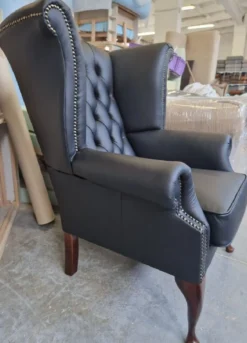 Casa Padrino Luxus Chesterfield Ohrensessel Schwarz / Dunkelbraun 98 x 90 x H. 110 cm - Echtleder Chesterfield Wohnzimmer Sessel - Wohnzimmer Möbel - Chesterfield Möbel - Luxus Leder Möbel