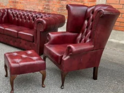Casa Padrino Luxus Chesterfield Leder Ohrensessel mit Hocker Bordeauxrot