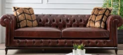 Casa Padrino Luxus Chesterfield Kunstleder Sofa Dunkelbraun 235 x 90 x H. 75 cm - Wohnzimmer Sofa - Wohnzimmer Möbel - Luxus Möbel - Wohnzimmer Einrichtung - Luxus Einrichtung - Möbel Luxus