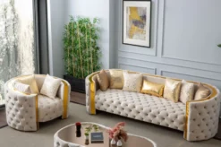 Casa Padrino Luxus Chesterfield 3er Sofa Creme / Gold 260 x 100 x H. 75 cm - Chesterfield Wohnzimmer Sofa - Wohnzimmer Möbel - Chesterfield Möbel - Luxus Möbel - Luxus Einrichtung - Möbel Luxus