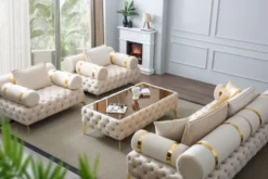 Casa Padrino Luxus Chesterfield Sessel Creme / Gold 130 x 115 x H. 70 cm - Chesterfield Wohnzimmer Sessel - Wohnzimmer Möbel - Chesterfield Möbel - Luxus Möbel - Luxus Einrichtung - Möbel Luxus