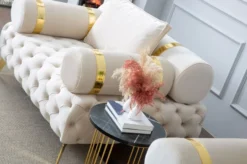 Casa Padrino Luxus Chesterfield Sessel Creme / Gold 130 x 115 x H. 70 cm - Chesterfield Wohnzimmer Sessel - Wohnzimmer Möbel - Chesterfield Möbel - Luxus Möbel - Luxus Einrichtung - Möbel Luxus