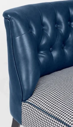 Casa Padrino Luxus Chesterfield Kunstleder Sofa Blau / Weiß / Schwarz 136 x 66 x H. 76 cm - Wohnzimmer Sofa - Wohnzimmer Möbel - Chesterfield Möbel - Luxus Möbel - Luxus Einrichtung