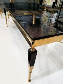 Casa Padrino Luxus Couchtisch Schwarz / Gold 130 x 70 x H. 45 cm - Wohnzimmertisch mit Kunstmarmor Tischplatte - Luxus Wohnzimmer Möbel - Hotel Möbel - Luxus Einrichtung - Hotel Einrichtung