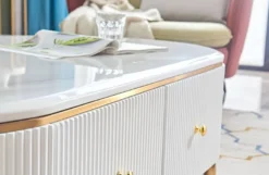 Casa Padrino Luxus Couchtisch Weiß / Messingfarben / Gold 130 x 70 x H. 42 cm - Moderner Wohnzimmertisch mit 4 Schubladen - Moderne Wohnzimmer Möbel