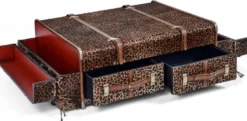 Casa Padrino Luxus Couchtisch in Koffer Optik Leopard / Braun / Messing 140 x 85 x H. 43 cm - Koffer Wohnzimmertisch mit Schubladen und Barfächer - Wohnzimmer Möbel - Luxus Möbel in Koffer Optik