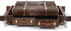 Casa Padrino Luxus Couchtisch in Koffer Optik Leopard / Braun / Messing 140 x 85 x H. 43 cm - Koffer Wohnzimmertisch mit Schubladen und Barfächer - Wohnzimmer Möbel - Luxus Möbel in Koffer Optik