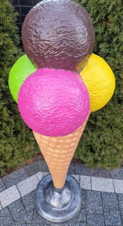 Casa Padrino Luxus Deko Eis im Hörnchen Mehrfarbig H. 175 cm - Großes Deko Eis - Wetterbeständiges XXL Deko Eis - Gastronomie Dekoration - Eisdielen Dekoration - Restaurant Dekoration