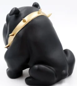 Casa Padrino Luxus Deko Figur Hund Bulldogge mit Halskette Schwarz / Gold H. 55 cm - Kunstharz Deko Skulptur - Wohnzimmer Deko - Luxus Deko Tierfigur