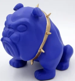 Casa Padrino Luxus Deko Figur Hund Bulldogge mit Halskette Blau / Gold H. 55 cm - Kunstharz Deko Skulptur - Wohnzimmer Deko - Luxus Deko Tierfigur
