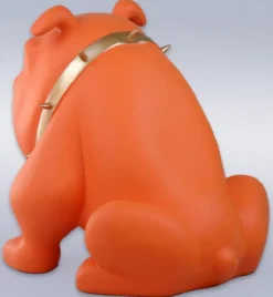Casa Padrino Luxus Deko Figur Hund Bulldogge mit Halskette Orange / Gold H. 55 cm - Kunstharz Deko Skulptur - Wohnzimmer Deko - Luxus Deko Tierfigur