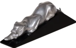 Casa Padrino Luxus Dekofigur Puma Silber / Schwarz 60 x 11 x H. 20 cm - Elegante Messing Figur mit Holzsockel - Deko Skulptur