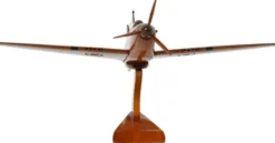 Casa Padrino Luxus Deko Jagdflugzeug Hawker Hurricane Braun / Schwarz 44 x 35 x H. 20 cm - Holz Flugzeug mit Ständer - Propellerflugzeug - Modellflugzeug - Schreibtisch Deko - Deko Accessoires