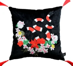 Casa Padrino Luxus Deko Kissen mit Troddeln Snake Schwarz / Mehrfarbig 45 x 45 cm - Feinster Samtstoff - Luxus Qualität