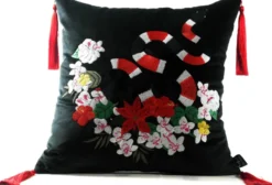 Casa Padrino Luxus Deko Kissen mit Troddeln Snake Schwarz / Mehrfarbig 45 x 45 cm - Feinster Samtstoff - Luxus Qualität