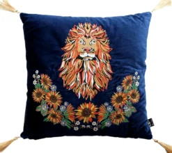 Casa Padrino Luxus Deko Kissen mit Troddeln Löwe Dunkelblau / Gold 45 x 45 cm - Feinster Samtstoff - Luxus Qualität
