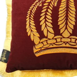 Casa Padrino Luxus Dekokissen Pompöös by Harald Glööckler Bordeaux / Gold mit Krone und Strass 50 x 50 cm