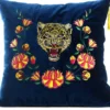 Casa Padrino Luxus Deko Kissen mit Troddeln Tiger Blau / Mehrfarbig 45 x 45 cm - Feinster Samtstoff - Luxus Qualität