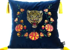 Casa Padrino Luxus Deko Kissen mit Troddeln Tiger Blau / Mehrfarbig 45 x 45 cm - Feinster Samtstoff - Luxus Qualität