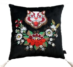Casa Padrino Luxus Deko Kissen mit Troddeln Cat Schwarz / Weiß 45 x 45 cm - Feinster Samtstoff - Wohnzimmer Kissen