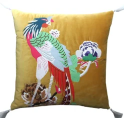 Casa Padrino Luxus Deko Kissen mit Troddeln Bird Gelb / Weiß 45 x 45 cm - Feinster Samtstoff - Luxus Deko Accessoires
