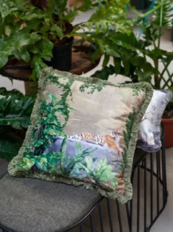 Casa Padrino Luxus Deko Kissen Dschungel & Tiger Mehrfarbig / Grün 45 x 45 cm - Bedrucktes Samt Kissen mit Fransen - Edles Zierkissen - Luxus Kollektion