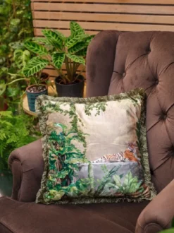 Casa Padrino Luxus Deko Kissen Dschungel & Tiger Mehrfarbig / Grün 45 x 45 cm - Bedrucktes Samt Kissen mit Fransen - Edles Zierkissen - Luxus Kollektion