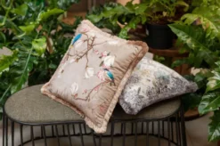 Casa Padrino Luxus Deko Kissen Vögel Beige / Mehrfarbig 45 x 45 cm - Bedrucktes Samt Kissen mit Fransen - Wohnzimmer Deko Accessoires