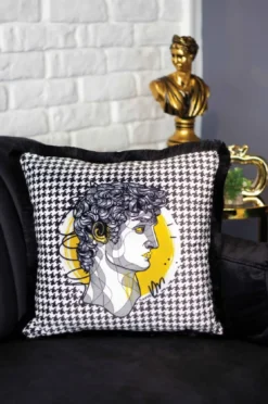 Casa Padrino Luxus Deko Kissen Barock Büste Weiß / Grau / Gelb / Schwarz 45 x 45 cm - Bedrucktes Samt Kissen mit Fransen - Luxus Deko Accessoires