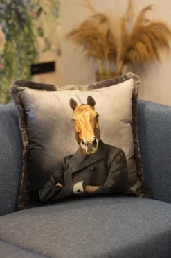Casa Padrino Luxus Deko Kissen Gentleman Pferd Mehrfarbig 45 x 45 cm - Bedrucktes Samt Kissen mit Fransen - Luxus Deko Accessoires