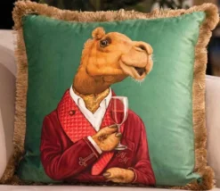Casa Padrino Luxus Deko Kissen Gentleman Kamel Grün / Mehrfarbig / Braun 45 x 45 cm - Bedrucktes Samt Kissen mit Fransen - Luxus Qualität
