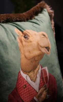Casa Padrino Luxus Deko Kissen Gentleman Kamel Grün / Mehrfarbig / Braun 45 x 45 cm - Bedrucktes Samt Kissen mit Fransen - Luxus Qualität