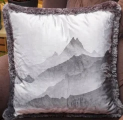 Casa Padrino Luxus Deko Kissen Gebirge mit See Grau 45 x 45 cm - Bedrucktes Samt Kissen mit Fransen - Wohnzimmer Deko Accessoires