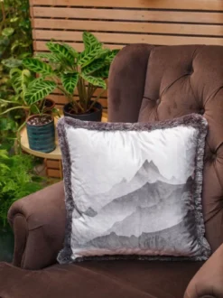 Casa Padrino Luxus Deko Kissen Gebirge mit See Grau 45 x 45 cm - Bedrucktes Samt Kissen mit Fransen - Wohnzimmer Deko Accessoires