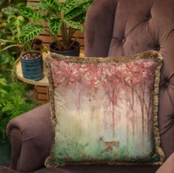 Casa Padrino Luxus Deko Kissen Wald & Tiere Mehrfarbig / Braun 45 x 45 cm - Bedrucktes Samt Kissen mit Fransen - Luxus Deko Accessoires