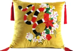 Casa Padrino Luxus Deko Kissen mit Troddeln Snake Gelb / Mehrfarbig 45 x 45 cm - Feinster Samtstoff - Luxus Qualität