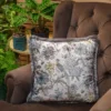 Casa Padrino Luxus Deko Kissen Blumen & Vögel Hellbeige / Mehrfarbig 45 x 45 cm - Bedrucktes Samt Kissen mit Fransen - Luxus Kollektion