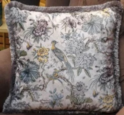 Casa Padrino Luxus Deko Kissen Blumen & Vögel Hellbeige / Mehrfarbig 45 x 45 cm - Bedrucktes Samt Kissen mit Fransen - Luxus Kollektion