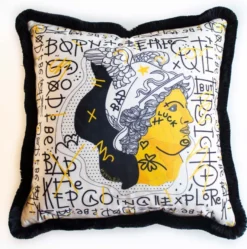 Casa Padrino Luxus Deko Kissen Weiß / Gelb / Schwarz 45 x 45 cm - Bedrucktes Samt Kissen mit Fransen - Luxus Deko Accessoires