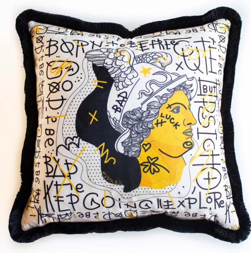 Casa Padrino Luxus Deko Kissen Weiß / Gelb / Schwarz 45 x 45 cm - Bedrucktes Samt Kissen mit Fransen - Luxus Deko Accessoires
