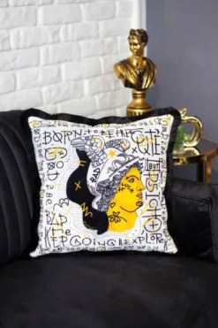 Casa Padrino Luxus Deko Kissen Weiß / Gelb / Schwarz 45 x 45 cm - Bedrucktes Samt Kissen mit Fransen - Luxus Deko Accessoires