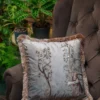 Casa Padrino Luxus Deko Kissen Frau im Garten Design Grau / Mehrfarbig 45 x 45 cm - Bedrucktes Samt Kissen mit Fransen - Wohnzimmer Deko